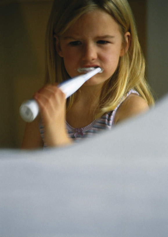 西方人,儿童,一个人,站,举,竖图,室内,白天,正面,化妆,美容,纯洁,镜子,欧洲,欧洲人,仅一个女性,仅一个人,握,朦胧,模糊,反射,牙刷,拿,拿着,注视,刷牙,小孩,看,托,站着,仅一个小孩,可爱,童年,童趣,握着,镜像,梳妆镜,镜面,关注,童真,烂漫,无邪,光学,天真,女孩,女人,女性,白种人,孩子,举着,向上举,向上伸,向上托,站立,半身,彩图,女生