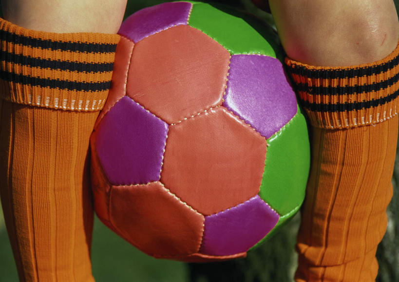 西方人,儿童,腿部,腿,一个人,站,横图,室外,特写,白天,正面,足球,欧洲,欧洲人,仅一个男性,仅一个人,足球装备,夹,运动器械,袜子,小孩,站着,仅一个小孩,健身器械,夹着,健身器材,蹴鞠,足球运动,男孩,男人,男性,白种人,孩子,站立,半身,彩图,运动器材,男生