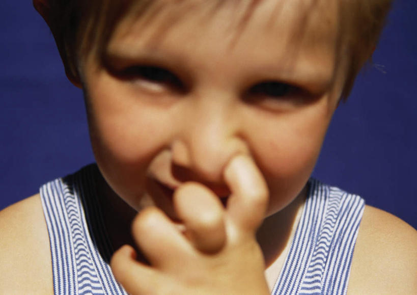 西方人,儿童,脸,头,脸颊,一个人,举,笑,微笑,横图,室外,特写,白天,正面,纯洁,欧洲,欧洲人,仅一个男性,仅一个人,墙,注视,墙壁,墙面,小孩,蓝色,看,托,挖,仅一个小孩,可爱,童年,童趣,观看,关注,童真,烂漫,无邪,抠,天真,男孩,男人,男性,白种人,孩子,头部,脸部,脸蛋,面部,举着,向上举,向上伸,向上托,半身,彩图,男生