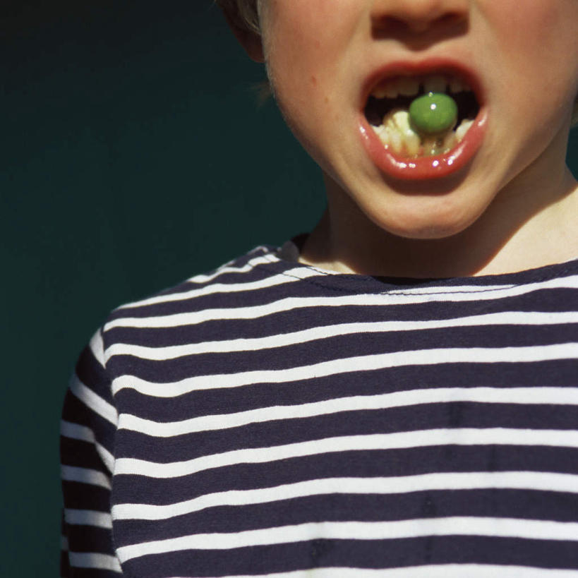 西方人,儿童,一个人,站,方图,室内,特写,白天,正面,纯洁,欧洲,欧洲人,仅一个男性,仅一个人,咬,墙,果子,墙壁,墙面,一个,小孩,绿色,黑色,站着,张嘴,仅一个小孩,可爱,童年,童趣,单个,咬着,张大嘴巴,童真,烂漫,无邪,天真,男孩,男人,男性,白种人,孩子,张开嘴,站立,半身,彩图,男生