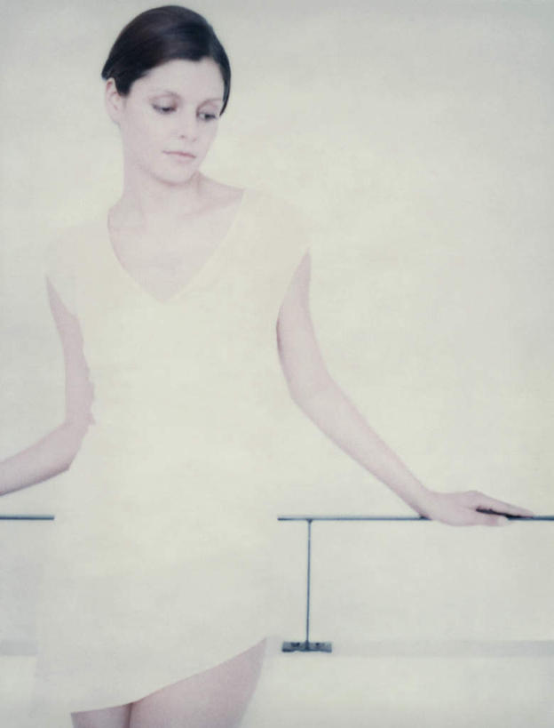 西方人,一个人,栏杆,站,竖图,室内,白天,白色背景,正面,裙子,欧洲,欧洲人,仅一个年轻女性,仅一个女性,仅一个人,连衣裙,围栏,注视,护栏,看,靠,靠着,倚靠,站着,摄影,影棚,观看,倚着,关注,年轻女性,女人,女性,白种人,站立,半身,彩图,影棚拍摄,拍摄