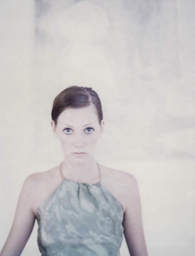 西方人,一个人,坐,竖图,室内,白天,白色背景,正面,晚礼服,欧洲,欧洲人,仅一个年轻女性,仅一个女性,仅一个人,注视,看,摄影,影棚,观看,关注,年轻女性,女人,女性,白种人,坐着,半身,彩图,影棚拍摄,晚宴服,舞会服,洋服,洋装,夜礼服,拍摄