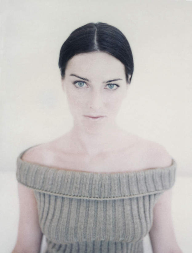 西方人,一个人,坐,竖图,室内,白天,白色背景,正面,晚礼服,欧洲,欧洲人,仅一个年轻女性,仅一个女性,仅一个人,注视,看,摄影,影棚,观看,关注,年轻女性,女人,女性,白种人,坐着,半身,彩图,影棚拍摄,晚宴服,舞会服,洋服,洋装,夜礼服,拍摄