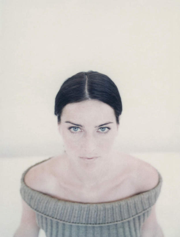 西方人,一个人,坐,竖图,俯视,室内,白天,白色背景,晚礼服,沙发,欧洲,欧洲人,仅一个年轻女性,仅一个女性,仅一个人,注视,看,摄影,影棚,观看,关注,布艺沙发,年轻女性,女人,女性,白种人,抬头,仰头,坐着,半身,彩图,高角度拍摄,影棚拍摄,晚宴服,舞会服,洋服,洋装,夜礼服,拍摄