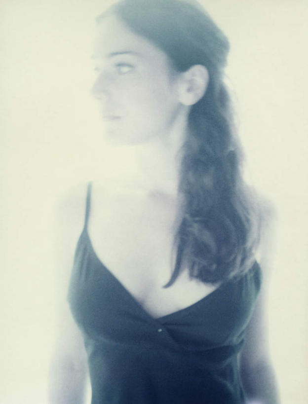 西方人,一个人,站,竖图,室内,白天,白色背景,正面,晚礼服,欧洲,欧洲人,仅一个年轻女性,仅一个女性,仅一个人,注视,看,站着,摄影,影棚,观看,关注,年轻女性,女人,女性,白种人,长发,站立,半身,彩图,影棚拍摄,晚宴服,舞会服,洋服,洋装,夜礼服,拍摄