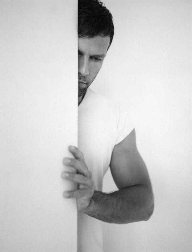 西方人,一个人,站,竖图,黑白,室内,白天,白色背景,正面,T恤衫,欧洲,欧洲人,仅一个男性,仅一个人,躲藏,墙,T恤,墙壁,墙面,仅一个年轻男性,靠,靠着,站着,遮,遮掩,摄影,影棚,掩盖,遮挡,躲避,遮盖,掩饰,男人,男性,年轻男性,白种人,站立,半身,影棚拍摄,拍摄