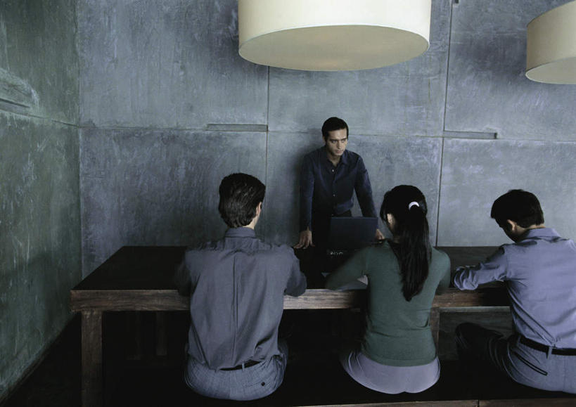 西方人,背部,四个人,商务人士,商务男性,商务女性,办公室,站,坐,摸,说,横图,室内,白天,正面,衬衫,讨论,电脑,笔记本电脑,桌子,照明,欧洲,欧洲人,一排,许多,撑,抚摸,阴影,套装,开会,整齐,会议,反射,网络,方格,影子,办公桌,墙,灯光,通讯设备,吊灯,墙壁,墙面,灯,排列,灯具,低头,站着,一台,照亮,无线,撑着,照明设备,队列,通信设备,商务装,无线网络,无线上网,便携式电脑,工薪阶层,交流,手提电脑,男人,男性,年轻男性,年轻女性,女人,女性,白种人,白领,上班族,触摸,沟通,讲话,交谈,接触,商讨,说话,谈话,站立,坐着,半身,彩图,衬衣