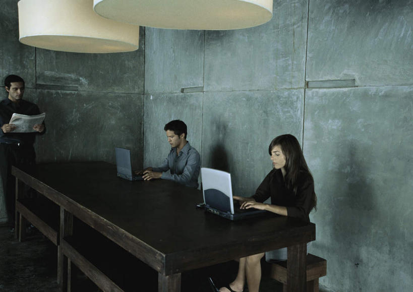 西方人,三个人,商务人士,商务男性,商务女性,办公室,站,坐,摸,横图,室内,白天,侧面,衬衫,电脑,笔记本电脑,桌子,报纸,照明,欧洲,欧洲人,一排,一张,许多,抚摸,敲打,握,阴影,套装,整齐,反射,网络,信息,方格,影子,办公桌,墙,灯光,拿,拿着,输入,通讯设备,吊灯,墙壁,墙面,灯,排列,灯具,打字,靠,靠着,倚靠,站着,握着,新闻,点击,翻阅,敲击,照亮,无线,倚着,照明设备,队列,通信设备,商务装,无线网络,无线上网,便携式电脑,工薪阶层,按键,手提电脑,男人,男性,年轻男性,年轻女性,女人,女性,白种人,白领,上班族,触摸,接触,站立,坐着,半身,彩图,衬衣,报刊