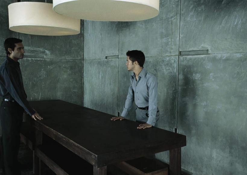 西方人,两个人,伙伴,朋友,商务人士,商务男性,办公室,站,笑,摸,说,微笑,露齿笑,横图,室内,白天,侧面,衬衫,讨论,友谊,桌子,照明,欧洲,欧洲人,撑,抚摸,阴影,套装,反射,影子,办公桌,灯光,褐色,注视,吊灯,相视,灯,两个,灯具,观察,看,站着,面对面,观看,对视,照亮,察看,撑着,照明设备,关注,相对,商务装,工薪阶层,相看,交流,友情,男人,男性,年轻男性,白种人,白领,上班族,触摸,沟通,讲话,交谈,接触,商讨,说话,谈话,站立,半身,彩图,衬衣