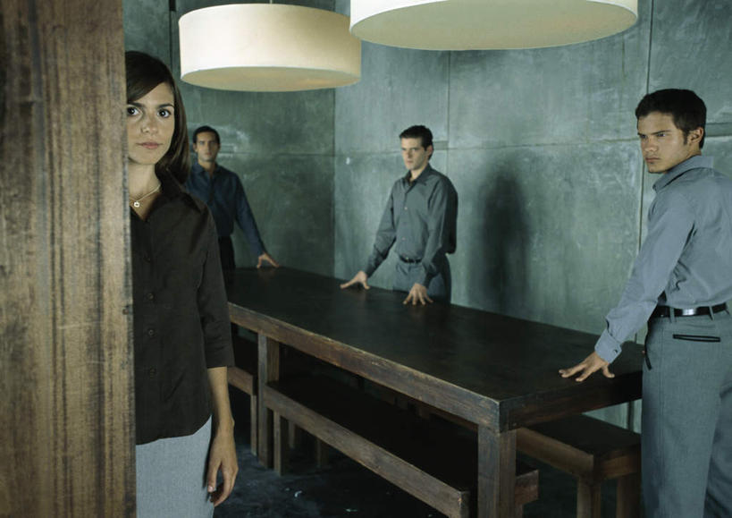 西方人,背部,四个人,商务人士,商务男性,商务女性,办公室,站,笑,摸,微笑,露齿笑,横图,室内,白天,正面,衬衫,门,桌子,照明,欧洲,欧洲人,一排,许多,撑,抚摸,阴影,套装,整齐,反射,方格,影子,办公桌,墙,灯光,注视,吊灯,墙壁,墙面,灯,排列,灯具,门框,观察,看,站着,转头,观看,照亮,察看,撑着,照明设备,队列,关注,商务装,工薪阶层,男人,男性,年轻男性,年轻女性,女人,女性,白种人,白领,上班族,触摸,接触,站立,半身,彩图,衬衣