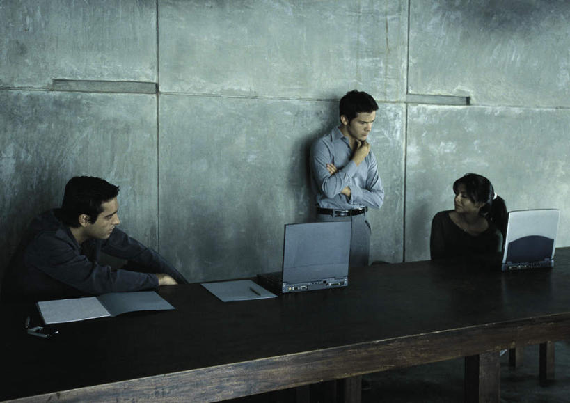 西方人,三个人,商务人士,商务男性,商务女性,办公室,站,举,笑,摸,说,微笑,露齿笑,横图,室内,白天,正面,衬衫,讨论,电脑,笔记本电脑,桌子,欧洲,欧洲人,一排,许多,撑,抚摸,阴影,套装,整齐,反射,网络,材料,档案,方格,文件,影子,办公桌,墙,托腮,注视,通讯设备,墙壁,墙面,排列,资料,观察,看,靠,靠着,托,倚靠,站着,观看,两台,察看,无线,倚着,队列,关注,托下巴,文档,通信设备,商务装,无线网络,无线上网,便携式电脑,工薪阶层,交流,手提电脑,男人,男性,年轻男性,年轻女性,女人,女性,白种人,白领,上班族,触摸,沟通,讲话,交谈,接触,举起,举手,举着,商讨,说话,谈话,向上举,向上伸,向上托,站立,半身,彩图,衬衣