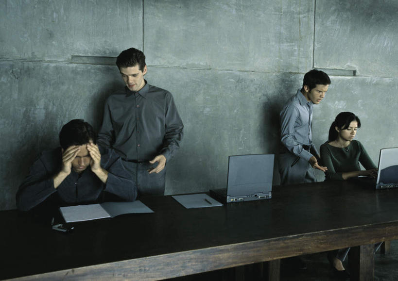 西方人,四个人,商务人士,商务男性,商务女性,办公室,站,坐,摸,说,横图,室内,白天,正面,衬衫,讨论,电脑,笔记本电脑,桌子,欧洲,欧洲人,一排,许多,撑,抚摸,敲打,阴影,套装,整齐,反射,网络,材料,档案,方格,文件,影子,办公桌,墙,托腮,注视,输入,通讯设备,墙壁,墙面,排列,资料,打字,低头,观察,看,托,站着,观看,点击,烦恼,敲击,两台,察看,无线,撑着,队列,关注,托下巴,文档,通信设备,商务装,无线网络,无线上网,便携式电脑,工薪阶层,交流,按键,手提电脑,男人,男性,年轻男性,年轻女性,女人,女性,白种人,白领,上班族,触摸,沟通,讲话,交谈,接触,商讨,说话,谈话,站立,坐着,半身,彩图,衬衣