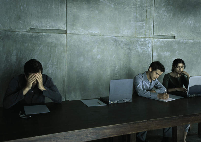 西方人,三个人,商务人士,商务男性,商务女性,办公室,坐,摸,横图,室内,白天,正面,衬衫,电脑,笔记本电脑,桌子,欧洲,欧洲人,一排,许多,撑,抚摸,敲打,写,阴影,套装,整齐,反射,网络,材料,档案,方格,文件,影子,办公桌,墙,注视,输入,通讯设备,墙壁,墙面,排列,资料,打字,低头,观察,记录,看,观看,点击,敲击,两台,察看,无线,撑着,队列,关注,文档,通信设备,商务装,无线网络,无线上网,便携式电脑,工薪阶层,按键,手提电脑,男人,男性,年轻男性,年轻女性,女人,女性,白种人,白领,上班族,触摸,接触,坐着,半身,彩图,衬衣