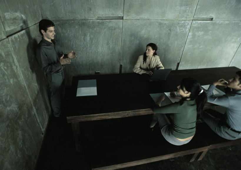 西方人,三个人,商务人士,商务男性,商务女性,办公室,站,坐,摸,横图,俯视,室内,白天,衬衫,电脑,笔记本电脑,桌子,欧洲,欧洲人,一排,许多,撑,指,阴影,套装,开会,整齐,会议,反射,网络,材料,档案,方格,文件,影子,办公桌,墙,注视,方向,通讯设备,相视,墙壁,墙面,排列,资料,观察,看,手势,站着,转头,面对面,观看,对视,察看,无线,撑着,指向,队列,关注,文档,通信设备,相对,商务装,无线网络,无线上网,便携式电脑,工薪阶层,相看,手提电脑,男人,男性,年轻男性,年轻女性,女人,女性,白种人,白领,上班族,触摸,接触,站立,坐着,半身,彩图,高角度拍摄,衬衣