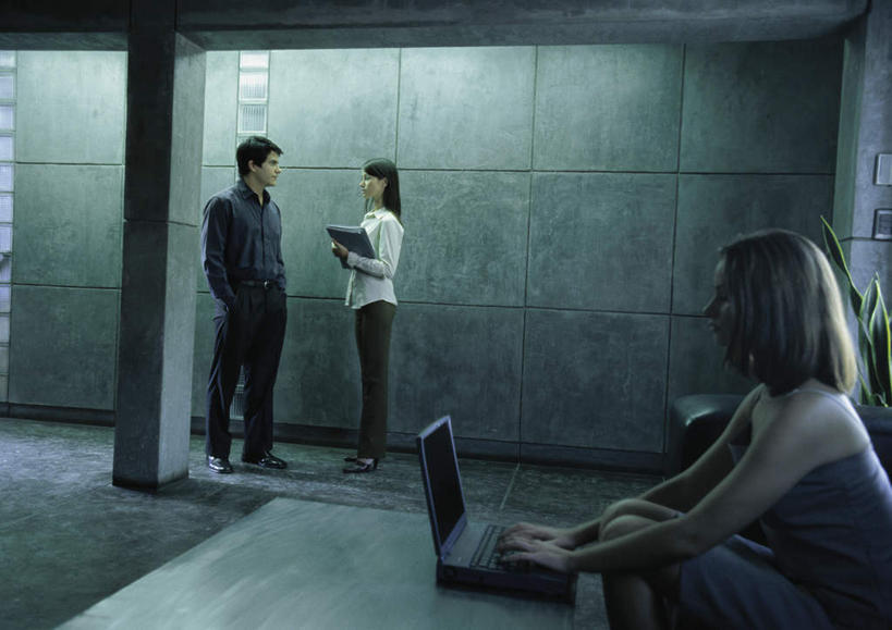 西方人,三个人,商务人士,商务男性,商务女性,办公室,站,坐,捧,说,横图,室内,白天,侧面,衬衫,讨论,电脑,笔记本电脑,桌子,欧洲,欧洲人,一排,许多,敲打,阴影,套装,整齐,反射,网络,材料,档案,方格,文件,影子,办公桌,墙,注视,输入,通讯设备,相视,墙壁,墙面,排列,资料,打字,低头,观察,看,站着,面对面,观看,对视,点击,一台,敲击,察看,无线,队列,关注,文档,通信设备,相对,商务装,无线网络,无线上网,便携式电脑,工薪阶层,相看,交流,按键,手提电脑,男人,男性,年轻男性,年轻女性,女人,女性,白种人,白领,上班族,端,端着,沟通,讲话,交谈,捧着,商讨,手捧,说话,谈话,站立,坐着,半身,彩图,衬衣