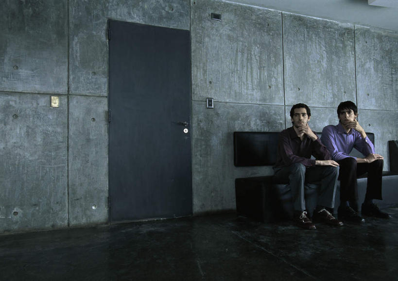 西方人,两个人,伙伴,朋友,商务人士,商务男性,坐,举,笑,摸,微笑,露齿笑,横图,室内,白天,正面,衬衫,友谊,门,沙发,椅子,欧洲,欧洲人,一排,许多,撑,抚摸,套装,整齐,瓷砖,地砖,方格,墙,地面,托腮,注视,墙壁,墙面,排列,门框,观察,看,托,转头,观看,察看,队列,关注,托下巴,商务装,布艺沙发,工薪阶层,友情,男人,男性,年轻男性,白种人,白领,上班族,触摸,接触,举起,举手,举着,向上举,向上伸,向上托,坐着,彩图,全身,衬衣