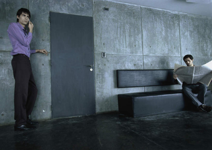 西方人,两个人,伙伴,朋友,商务人士,商务男性,办公室,站,坐,摸,横图,室内,白天,正面,衬衫,友谊,桌子,报纸,欧洲,欧洲人,一排,一张,许多,撑,抚摸,握,阴影,套装,整齐,反射,信息,瓷砖,地砖,方格,影子,办公桌,墙,地面,拿,拿着,托腮,注视,墙壁,墙面,排列,低头,观察,看,靠,靠着,托,倚靠,站着,握着,观看,新闻,察看,倚着,队列,关注,托下巴,商务装,工薪阶层,友情,男人,男性,年轻男性,白种人,白领,上班族,触摸,接触,站立,坐着,半身,彩图,衬衣,报刊