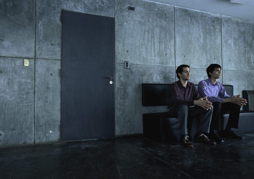 西方人,两个人,伙伴,朋友,商务人士,商务男性,办公室,坐,摸,横图,室内,白天,正面,衬衫,快乐,兴奋,友谊,骄傲,成功,胜利,门,沙发,桌子,欧洲,欧洲人,一排,许多,抚摸,击掌,阴影,套装,整齐,反射,瓷砖,地砖,方格,影子,办公桌,墙,地面,二郎腿,注视,墙壁,墙面,排列,门框,观察,看,靠,靠着,手势,倚靠,自信,观看,察看,倚着,队列,关注,商务装,布艺沙发,工薪阶层,友情,男人,男性,年轻男性,白种人,白领,上班族,触摸,接触,拍手,坐着,彩图,全身,衬衣,欢乐,开心