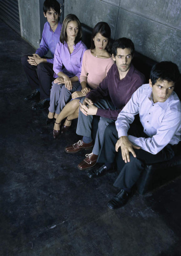 西方人,同事,商务人士,商务男性,商务女性,办公室,坐,笑,摸,交叉,微笑,露齿笑,竖图,俯视,室内,白天,衬衫,成功,合作,团队,集体,信心,桌子,椅子,欧洲,欧洲人,五个人,一排,许多,抚摸,阴影,套装,整齐,反射,瓷砖,地砖,方格,影子,办公桌,墙,地面,许多人,注视,队伍,墙壁,墙面,排列,一个,观察,看,靠,靠着,倚靠,转头,一群人,单个,观看,察看,领导,倚着,成就,队列,关注,商务装,合伙,领袖,工薪阶层,相交,交集,男人,男性,年轻男性,年轻女性,女人,女性,白种人,白领,上班族,触摸,接触,坐着,彩图,高角度拍摄,全身,衬衣