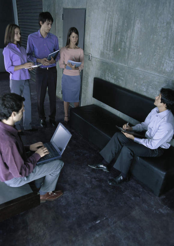 西方人,同事,商务人士,商务男性,商务女性,办公室,站,笑,摸,说,微笑,露齿笑,竖图,俯视,室内,白天,衬衫,讨论,阅读,成功,合作,团队,集体,信心,电脑,笔记本电脑,门,沙发,报纸,欧洲,欧洲人,五个人,一张,抚摸,敲打,学习,套装,网络,信息,材料,档案,文件,墙,许多人,输入,通讯设备,队伍,相视,墙壁,墙面,白色,黑色,资料,门框,打字,低头,看,站着,一群人,面对面,浏览,对视,新闻,点击,一台,敲击,无线,领导,成就,文档,通信设备,相对,商务装,无线网络,合伙,领袖,布艺沙发,无线上网,便携式电脑,工薪阶层,相看,交流,按键,手提电脑,男人,男性,年轻男性,年轻女性,女人,女性,白种人,白领,上班族,触摸,沟通,讲话,交谈,接触,商讨,说话,谈话,站立,半身,彩图,高角度拍摄,衬衣,报刊