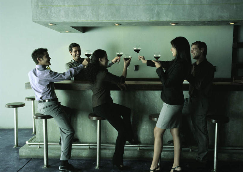 西方人,背部,伙伴,同事,朋友,商务人士,商务男性,酒吧,站,坐,举,笑,说,微笑,露齿笑,横图,室内,白天,正面,衬衫,讨论,友谊,成功,合作,团队,集体,信心,杯子,椅子,欧洲,欧洲人,五个人,一排,许多,握,花纹,条纹,套装,庆祝,整齐,纹路,瓷砖,地砖,高脚杯,墙,红酒杯,地面,拿,拿着,队伍,墙壁,墙面,玻璃制品,排列,酒杯,柜台,干杯,碰杯,托,站着,交际,友好,握着,庆贺,领导,成就,队列,礼仪,商务装,敬酒,合伙,领袖,工薪阶层,劝酒,交流,友情,男人,男性,年轻男性,年轻女性,女人,女性,白种人,白领,上班族,玻璃杯,沟通,讲话,交谈,举起,举手,举着,商讨,说话,谈话,向上举,向上伸,向上托,站立,坐着,彩图,全身,衬衣,酒吧间,酒馆