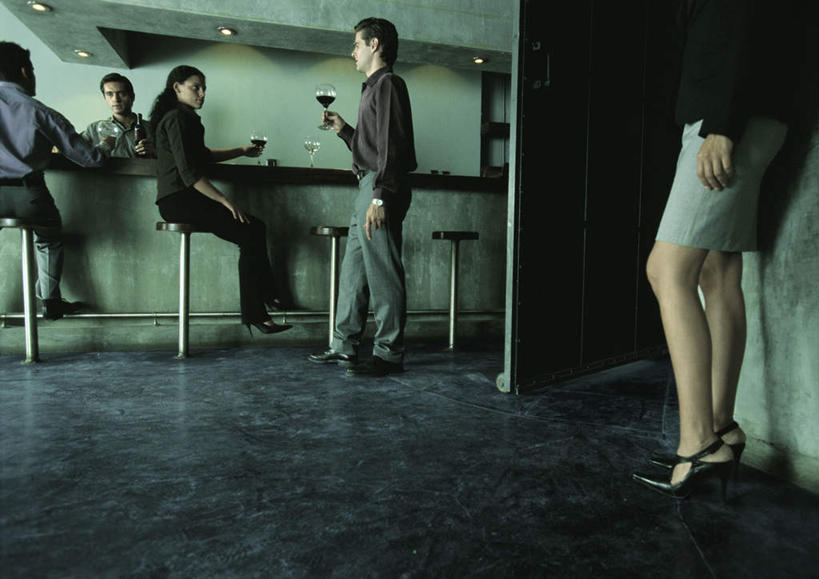 西方人,伙伴,同事,朋友,商务人士,商务男性,酒吧,站,坐,举,笑,说,微笑,露齿笑,横图,室内,白天,仰视,衬衫,讨论,友谊,成功,合作,团队,集体,信心,杯子,椅子,欧洲,欧洲人,五个人,一排,许多,握,花纹,条纹,套装,整齐,纹路,瓷砖,地砖,高脚杯,墙,红酒杯,地面,拿,拿着,注视,队伍,相视,墙壁,墙面,玻璃制品,排列,酒杯,柜台,观察,看,靠,靠着,托,倚靠,站着,面对面,握着,观看,对视,察看,领导,倚着,成就,队列,关注,相对,商务装,合伙,领袖,工薪阶层,相看,交流,友情,男人,男性,年轻男性,年轻女性,女人,女性,白种人,白领,上班族,玻璃杯,沟通,讲话,交谈,举起,举手,举着,商讨,说话,谈话,向上举,向上伸,向上托,站立,坐着,半身,彩图,低角度拍摄,衬衣,酒吧间,酒馆