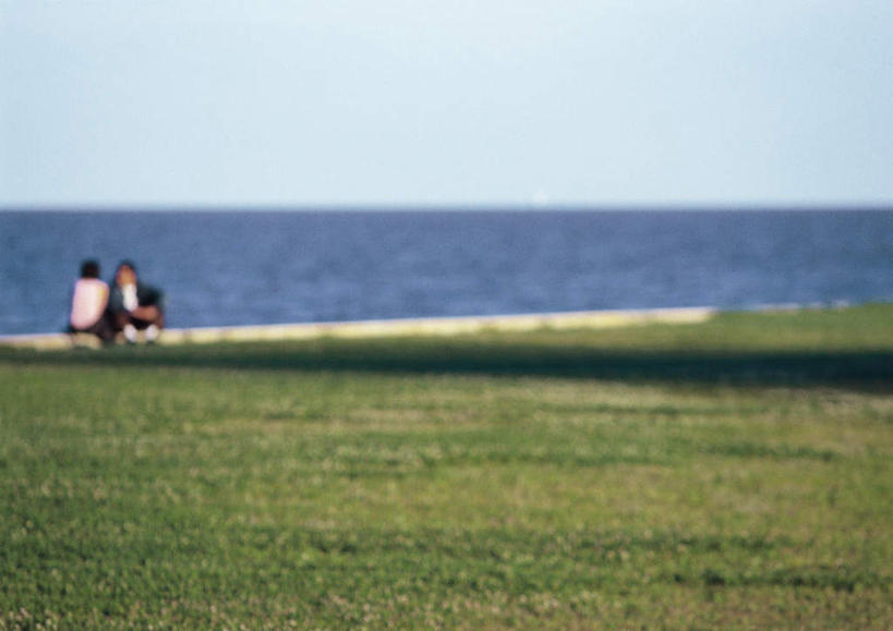 西方人,背部,两个人,家庭,夫妻,坐,笑,摸,微笑,露齿笑,横图,室外,白天,正面,爱情,旅游,度假,草地,草坪,海浪,海洋,美景,植物,欧洲,欧洲人,抚摸,阴影,朦胧,模糊,光线,影子,景观,浪花,水平线,云,云朵,辽阔,海平线,浪漫,云彩,注视,休闲装,娱乐,草,蓝色,绿色,白云,蓝天,天空,阳光,自然,海水,天,观察,看,转头,享受,休闲,广阔,温暖,温馨,一家人,休闲服,景色,恩爱,放松,恋人,观看,一望无际,和睦,察看,关注,自然风光,海景,无边无际,一马平川,男人,男性,年轻男性,年轻女性,女人,女性,白种人,情侣,大海,风浪,海,海水的波动,近岸浪,涌浪,触摸,接触,坐着,彩图,全身,伴侣,融洽,水天相接,水天一线