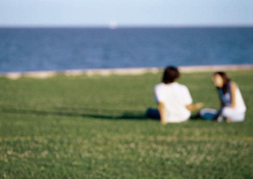 西方人,背部,两个人,家庭,夫妻,坐,笑,说,微笑,露齿笑,横图,室外,白天,正面,爱情,旅游,度假,讨论,草地,草坪,海浪,海洋,美景,植物,欧洲,欧洲人,阴影,朦胧,模糊,光线,影子,景观,浪花,水平线,云,云朵,辽阔,海平线,浪漫,云彩,注视,休闲装,娱乐,相视,草,蓝色,绿色,白云,蓝天,天空,阳光,自然,海水,天,观察,看,享受,休闲,广阔,温暖,温馨,一家人,面对面,休闲服,景色,恩爱,放松,恋人,观看,对视,一望无际,和睦,察看,关注,自然风光,相对,海景,相看,无边无际,一马平川,交流,男人,男性,年轻男性,年轻女性,女人,女性,白种人,情侣,大海,风浪,海,海水的波动,近岸浪,涌浪,沟通,讲话,交谈,商讨,说话,谈话,坐着,半身,彩图,伴侣,融洽,水天相接,水天一线