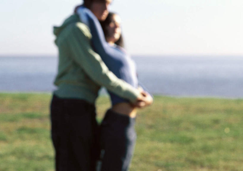 西方人,两个人,家庭,夫妻,站,举,伸展双臂,抱,笑,摸,微笑,露齿笑,横图,室外,白天,侧面,爱情,旅游,度假,草地,草坪,海浪,海洋,美景,植物,欧洲,欧洲人,抚摸,阴影,朦胧,模糊,光线,影子,景观,浪花,云,云朵,浪漫,云彩,注视,休闲装,娱乐,草,蓝色,绿色,白云,蓝天,天空,阳光,自然,海水,天,观察,看,托,站着,享受,休闲,温暖,温馨,一家人,休闲服,景色,恩爱,放松,恋人,抱着,观看,和睦,察看,搂着,关注,自然风光,海景,男人,男性,年轻男性,年轻女性,女人,女性,白种人,情侣,大海,风浪,海,海水的波动,近岸浪,涌浪,敞开双臂,触摸,怀抱,接触,举起,举手,举着,搂,搂抱,伸开双臂,相抱,向上举,向上伸,向上托,拥抱,展开双肩,站立,张开手臂,张开双臂,半身,彩图,伴侣,融洽