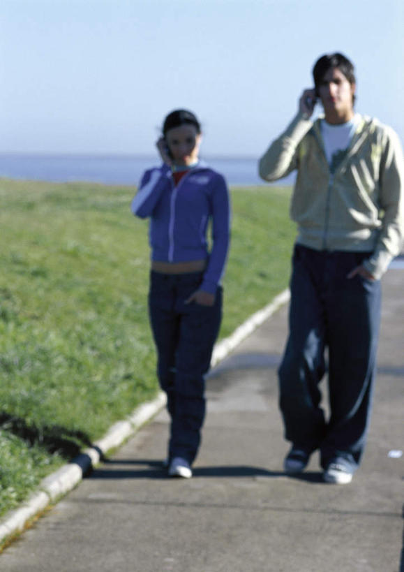 西方人,两个人,家庭,夫妻,站,走,举,打电话,竖图,室外,白天,正面,爱情,旅游,度假,草地,草坪,海浪,海洋,美景,植物,道路,路,电话,手机,欧洲,欧洲人,握,阴影,光线,影子,景观,浪花,云,云朵,小路,交通,浪漫,拿,听,云彩,拿着,休闲装,娱乐,通讯设备,草,蓝色,绿色,白云,蓝天,天空,阳光,自然,海水,天,托,站着,享受,休闲,温暖,温馨,一家人,休闲服,景色,恩爱,放松,握着,恋人,和睦,自然风光,海景,双手抄兜,双手放兜,交流,男人,男性,年轻男性,年轻女性,女人,女性,白种人,情侣,大海,风浪,海,海水的波动,近岸浪,涌浪,步行,插兜,沟通,举起,举手,举着,两手抄兜,两手放兜,散步,手插兜,手放口袋,通话,向上举,向上伸,向上托,站立,走路,彩图,全身,伴侣,融洽,手抄兜