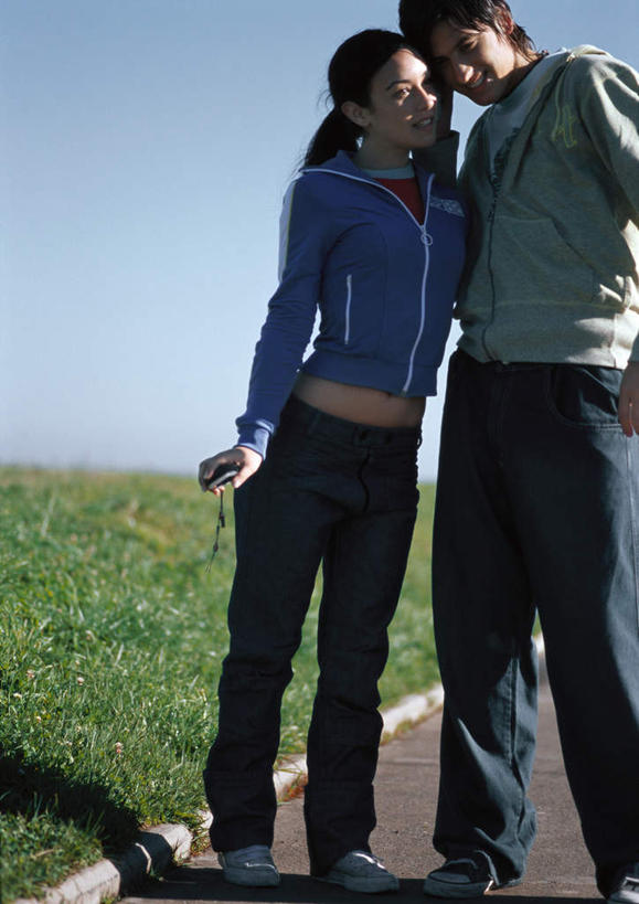 西方人,两个人,家庭,夫妻,站,抱,笑,摸,微笑,露齿笑,竖图,室外,白天,正面,爱情,旅游,度假,草地,草坪,海浪,海洋,美景,植物,道路,路,欧洲,欧洲人,阴影,光线,影子,景观,浪花,云,云朵,小路,交通,浪漫,云彩,依偎,注视,休闲装,娱乐,草,蓝色,绿色,白云,蓝天,天空,阳光,自然,海水,天,观察,看,靠,靠着,倚靠,站着,享受,休闲,温暖,温馨,一家人,休闲服,景色,恩爱,放松,恋人,抱着,观看,和睦,察看,搂着,倚着,关注,自然风光,海景,依附,依赖,投靠,男人,男性,年轻男性,年轻女性,女人,女性,白种人,情侣,大海,风浪,海,海水的波动,近岸浪,涌浪,触摸,接触,搂,站立,半身,彩图,伴侣,融洽