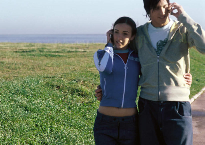 西方人,两个人,家庭,夫妻,站,举,抱,笑,打电话,微笑,露齿笑,横图,室外,白天,正面,爱情,旅游,度假,草地,草坪,海浪,海洋,美景,植物,道路,路,电话,手机,欧洲,欧洲人,握,阴影,光线,影子,景观,浪花,云,云朵,小路,交通,浪漫,拿,听,云彩,拿着,注视,休闲装,娱乐,通讯设备,草,蓝色,绿色,白云,蓝天,天空,阳光,自然,海水,天,观察,看,托,站着,享受,休闲,温暖,温馨,一家人,休闲服,景色,恩爱,放松,握着,恋人,抱着,观看,和睦,察看,搂着,关注,自然风光,海景,交流,男人,男性,年轻男性,年轻女性,女人,女性,白种人,情侣,大海,风浪,海,海水的波动,近岸浪,涌浪,沟通,举起,举手,举着,搂,通话,向上举,向上伸,向上托,站立,半身,彩图,伴侣,融洽