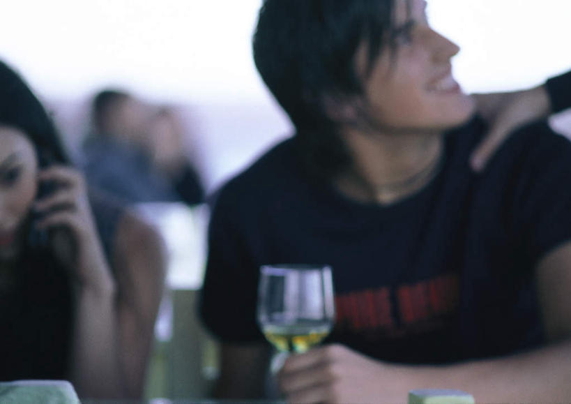 西方人,手,头发,伙伴,同事,朋友,站,坐,举,笑,摸,打电话,微笑,露齿笑,横图,室内,白天,正面,友谊,成功,合作,团队,集体,信心,杯子,电话,手机,欧洲,欧洲人,五个人,抚摸,握,朦胧,模糊,许多人,拿,听,拿着,注视,休闲装,通讯设备,队伍,玻璃制品,一个,黑色,酒杯,啤酒杯,观察,看,托,站着,转头,一群人,休闲,手部,休闲服,握着,单个,观看,察看,领导,成就,关注,合伙,领袖,交流,友情,男人,男性,年轻男性,年轻女性,女人,女性,白种人,玻璃杯,触摸,沟通,接触,举起,举手,举着,通话,向上举,向上伸,向上托,站立,坐着,半身,彩图