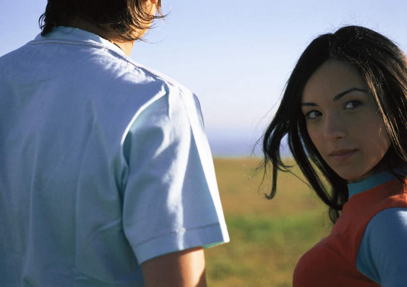 西方人,背部,两个人,家庭,夫妻,站,笑,微笑,横图,室外,白天,正面,爱情,旅游,度假,草地,草坪,海浪,海洋,美景,植物,欧洲,欧洲人,阴影,朦胧,模糊,光线,影子,景观,浪花,云,云朵,浪漫,云彩,注视,休闲装,娱乐,草,蓝色,绿色,白云,蓝天,天空,阳光,自然,海水,天,观察,看,站着,转头,享受,休闲,温暖,温馨,一家人,休闲服,景色,恩爱,放松,恋人,观看,和睦,察看,关注,自然风光,海景,男人,男性,年轻男性,年轻女性,女人,女性,白种人,情侣,大海,风浪,海,海水的波动,近岸浪,涌浪,站立,半身,彩图,伴侣,融洽