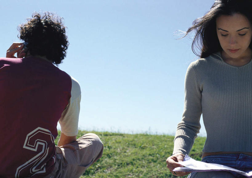 西方人,背部,两个人,家庭,夫妻,坐,举,打电话,盘腿,横图,室外,白天,正面,爱情,旅游,度假,阅读,草地,草坪,海浪,海洋,美景,植物,报纸,电话,手机,书籍,欧洲,欧洲人,一本,握,学习,阴影,光线,影子,景观,浪花,云,云朵,浪漫,拿,听,云彩,拿着,注视,休闲装,娱乐,通讯设备,草,蓝色,绿色,白云,蓝天,天空,阳光,自然,海水,天,低头,观察,看,托,享受,休闲,温暖,温馨,一家人,休闲服,景色,恩爱,放松,浏览,握着,恋人,观看,和睦,察看,关注,自然风光,海景,交流,男人,男性,年轻男性,年轻女性,女人,女性,白种人,情侣,书,图书,大海,风浪,海,海水的波动,近岸浪,涌浪,沟通,举起,举手,举着,盘腿而坐,盘膝,盘着腿的,盘着腿坐,双腿交叉,通话,向上举,向上伸,向上托,坐着,半身,彩图,伴侣,融洽