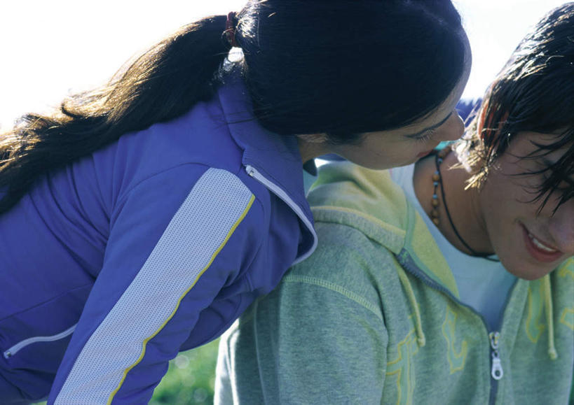 西方人,头发,两个人,家庭,夫妻,站,坐,笑,说,微笑,露齿笑,横图,室外,白天,正面,爱情,旅游,度假,讨论,草地,草坪,海浪,海洋,美景,植物,欧洲,欧洲人,弯腰,阴影,光线,影子,景观,浪花,云,云朵,浪漫,云彩,注视,休闲装,娱乐,草,蓝色,绿色,黑色,白云,蓝天,天空,阳光,自然,海水,天,低头,观察,看,站着,转头,享受,休闲,温暖,温馨,一家人,休闲服,景色,恩爱,放松,恋人,观看,和睦,察看,关注,自然风光,海景,弯身,交流,男人,男性,年轻男性,年轻女性,女人,女性,白种人,情侣,大海,风浪,海,海水的波动,近岸浪,涌浪,沟通,讲话,交谈,商讨,说话,谈话,站立,坐着,半身,彩图,伴侣,融洽