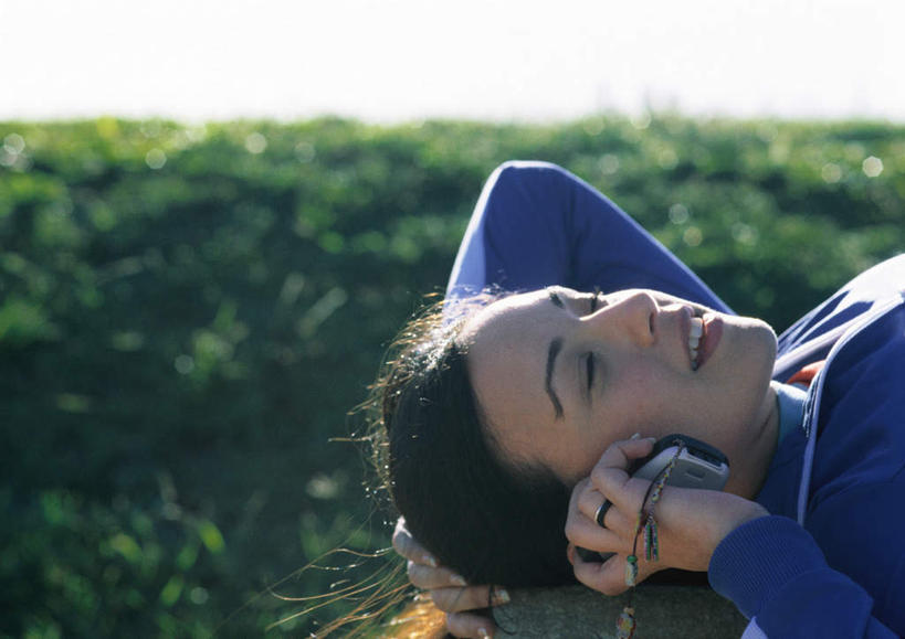 西方人,头发,一个人,躺,举,闭眼,笑,打电话,微笑,露齿笑,横图,室外,特写,白天,侧面,草地,草坪,美景,植物,电话,手机,椅子,欧洲,欧洲人,仅一个年轻女性,仅一个女性,仅一个人,握,阴影,朦胧,模糊,光线,影子,景观,拿,听,拿着,休闲装,通讯设备,草,一个,蓝色,绿色,黑色,蓝天,天空,阳光,自然,天,托,张嘴,休闲,休闲服,景色,握着,单个,自然风光,张大嘴巴,一部,卧着,交流,年轻女性,女人,女性,白种人,张开嘴,闭眼睛,闭着眼,闭着眼睛,沟通,举起,举手,举着,躺着,通话,卧,向上举,向上伸,向上托,半身,彩图