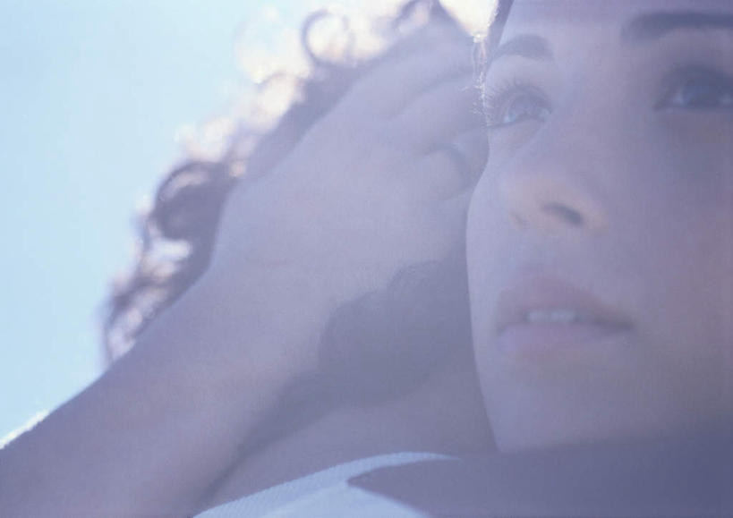 西方人,脸,头,脸颊,背部,头发,两个人,家庭,夫妻,站,抱,笑,摸,微笑,露齿笑,横图,室外,特写,白天,正面,爱情,欧洲,欧洲人,抚摸,阴影,朦胧,模糊,光线,影子,浪漫,注视,黄色,蓝色,蓝天,天空,阳光,天,观察,看,站着,温暖,温馨,一家人,恩爱,恋人,抱着,观看,和睦,察看,搂着,关注,男人,男性,年轻男性,年轻女性,女人,女性,白种人,头部,脸部,脸蛋,面部,情侣,触摸,怀抱,接触,搂,搂抱,相抱,拥抱,站立,半身,彩图,伴侣,融洽