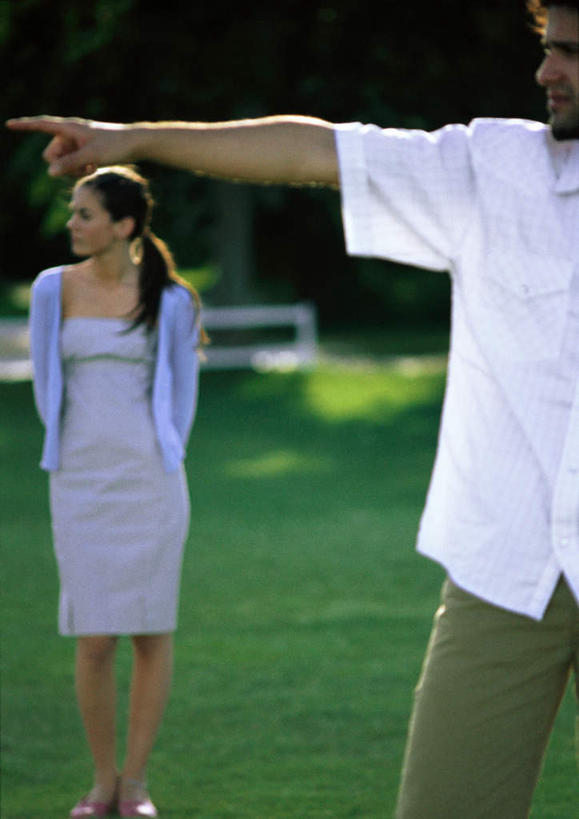 西方人,两个人,家庭,夫妻,公园,站,竖图,室外,白天,正面,爱情,旅游,度假,草地,草坪,美景,植物,道路,路,椅子,欧洲,欧洲人,指,朦胧,模糊,木椅,景观,小路,交通,浪漫,注视,方向,娱乐,草,树,树木,绿色,自然,观察,看,手势,站着,转头,享受,休闲,温暖,温馨,一家人,景色,恩爱,放松,恋人,生长,成长,观看,和睦,察看,指向,关注,自然风光,男人,男性,年轻男性,年轻女性,女人,女性,白种人,情侣,站立,半身,彩图,伴侣,融洽