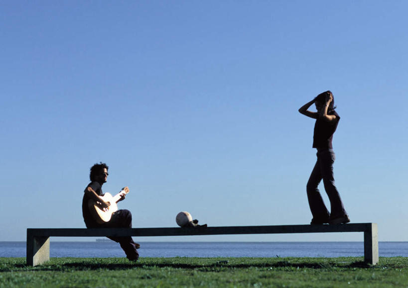 西方人,两个人,家庭,夫妻,站,坐,举,捧,笑,摸,微笑,露齿笑,横图,室外,白天,侧面,爱情,旅游,度假,草地,草坪,海浪,海洋,美景,植物,椅子,欧洲,欧洲人,一把,抚摸,阴影,光线,影子,景观,浪花,云,云朵,吉他,乐器,弦乐器,背光,浪漫,弹奏,云彩,注视,娱乐,球,草,一个,蓝色,绿色,白色,白云,蓝天,天空,阳光,自然,海水,天,观察,看,托,站着,享受,休闲,温暖,温馨,一家人,景色,恩爱,放松,恋人,单个,观看,和睦,察看,关注,自然风光,弹拨弦鸣乐器,逆光,海景,男人,男性,年轻男性,年轻女性,女人,女性,白种人,情侣,大海,风浪,海,海水的波动,近岸浪,涌浪,触摸,端,端着,接触,举起,举手,举着,捧着,手捧,向上举,向上伸,向上托,站立,坐着,彩图,全身,伴侣,融洽,弹拨弦乐器