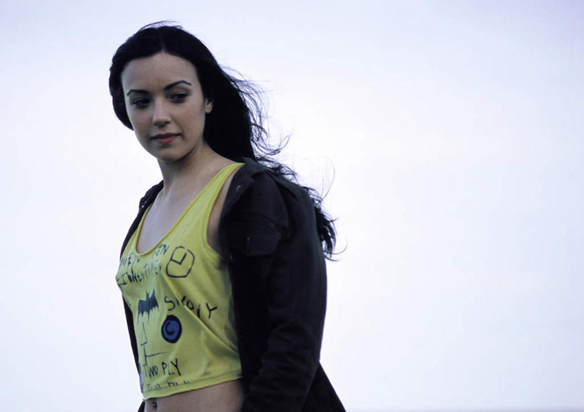 西方人,脸,头,脸颊,头发,一个人,站,笑,微笑,露齿笑,横图,室外,白天,仰视,旅游,度假,欧洲,欧洲人,仅一个年轻女性,仅一个女性,仅一个人,阴影,光线,影子,云,云朵,云彩,注视,休闲装,娱乐,蓝色,绿色,黑色,白云,蓝天,天空,阳光,天,观察,看,站着,转头,享受,休闲,休闲服,放松,观看,察看,关注,年轻女性,女人,女性,白种人,头部,脸部,脸蛋,面部,站立,半身,彩图,低角度拍摄