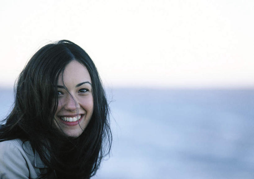 西方人,脸,头,脸颊,头发,一个人,笑,微笑,露齿笑,横图,室外,特写,白天,正面,旅游,度假,海浪,海洋,欧洲,欧洲人,仅一个年轻女性,仅一个女性,仅一个人,阴影,朦胧,模糊,光线,影子,浪花,云,云朵,云彩,注视,休闲装,娱乐,蓝色,黑色,灰色,白云,蓝天,天空,阳光,海水,天,观察,看,转头,享受,休闲,休闲服,放松,观看,察看,关注,海景,年轻女性,女人,女性,白种人,头部,长发,脸部,脸蛋,面部,大海,风浪,海,海水的波动,近岸浪,涌浪,半身,彩图