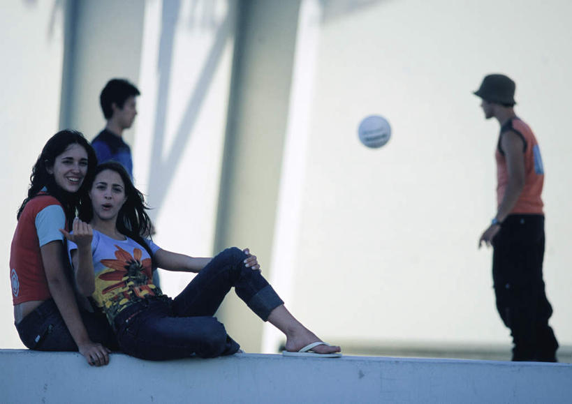 西方人,四个人,夫妻,伙伴,朋友,站,坐,抱,笑,微笑,露齿笑,横图,室外,白天,侧面,爱情,旅游,度假,游戏,友谊,成功,合作,团队,集体,信心,足球,帽子,欧洲,欧洲人,阴影,光线,瓷砖,地砖,影子,墙,足球装备,地面,浪漫,玩,休闲装,娱乐,运动器械,队伍,墙壁,墙面,一个,阳光,靠,靠着,倚靠,站着,转头,享受,休闲,休闲服,健身器械,恩爱,放松,恋人,单个,抱着,活动,搂着,倚着,成就,发泄,消遣,智力,健身器材,合伙,领袖,宣泄,蹴鞠,友情,足球运动,男人,男性,年轻男性,年轻女性,女人,女性,白种人,情侣,搂,玩耍,嬉戏,站立,坐着,彩图,全身,伴侣,运动器材