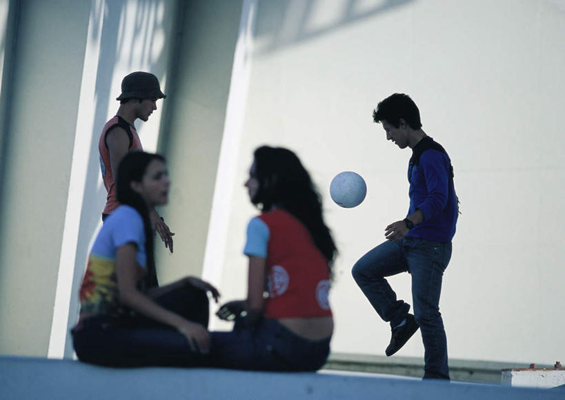 西方人,四个人,夫妻,伙伴,朋友,站,坐,笑,微笑,露齿笑,横图,室外,白天,侧面,爱情,旅游,度假,游戏,友谊,成功,合作,团队,集体,信心,足球,欧洲,欧洲人,阴影,光线,影子,墙,足球装备,地面,浪漫,玩,抬腿,注视,休闲装,娱乐,运动器械,队伍,相视,墙壁,墙面,一个,红色,阳光,观察,看,站着,享受,休闲,面对面,休闲服,健身器械,恩爱,放松,恋人,单个,观看,活动,对视,察看,成就,发泄,关注,消遣,智力,相对,健身器材,合伙,领袖,相看,宣泄,蹴鞠,友情,足球运动,男人,男性,年轻男性,年轻女性,女人,女性,白种人,情侣,玩耍,嬉戏,站立,坐着,彩图,全身,伴侣,运动器材