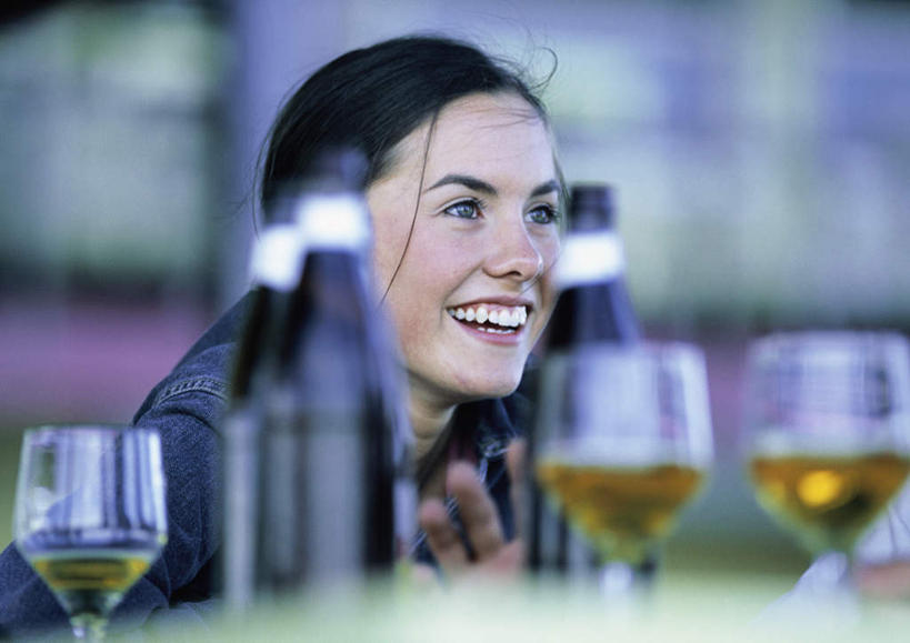 西方人,脸,头,脸颊,头发,一个人,坐,笑,摸,微笑,露齿笑,横图,室外,特写,白天,正面,聚会,旅游,度假,杯子,欧洲,欧洲人,仅一个年轻女性,仅一个女性,仅一个人,许多,抚摸,阴影,朦胧,模糊,光线,影子,红酒瓶,注视,娱乐,玻璃制品,酒瓶,黑色,阳光,玻璃瓶,酒杯,啤酒杯,瓶子,观察,看,张嘴,享受,休闲,放松,观看,察看,关注,张大嘴巴,年轻女性,女人,女性,白种人,头部,脸部,脸蛋,面部,玻璃杯,张开嘴,触摸,接触,坐着,半身,彩图