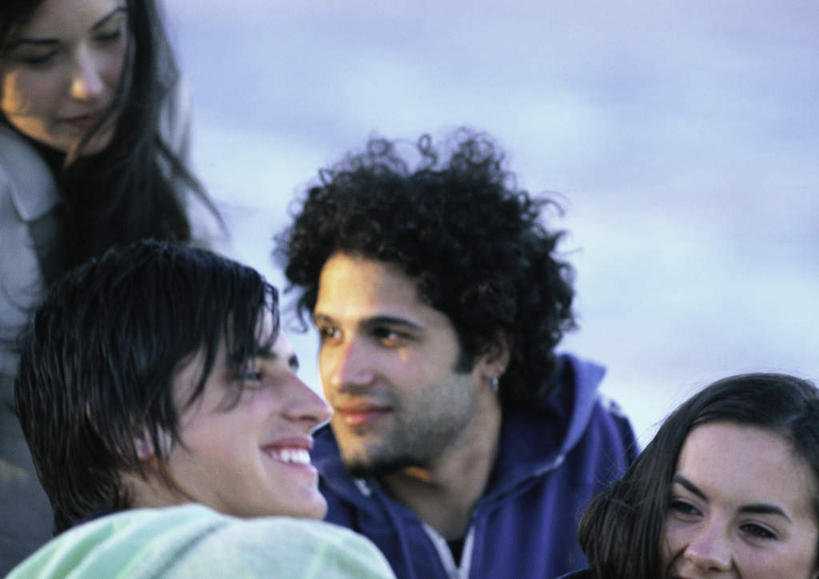 西方人,头发,四个人,夫妻,伙伴,朋友,躺,笑,微笑,露齿笑,横图,室外,白天,正面,爱情,旅游,度假,友谊,成功,合作,团队,集体,信心,欧洲,欧洲人,阴影,朦胧,模糊,光线,影子,云,云朵,浪漫,云彩,依偎,注视,休闲装,娱乐,队伍,蓝色,黑色,白云,蓝天,天空,阳光,天,低头,观察,看,靠,靠着,趴着,倚靠,享受,休闲,休闲服,恩爱,放松,恋人,观看,察看,倚着,成就,关注,合伙,领袖,依附,依赖,投靠,卧着,友情,男人,男性,年轻男性,年轻女性,女人,女性,白种人,情侣,趴,躺着,卧,半身,彩图,伴侣