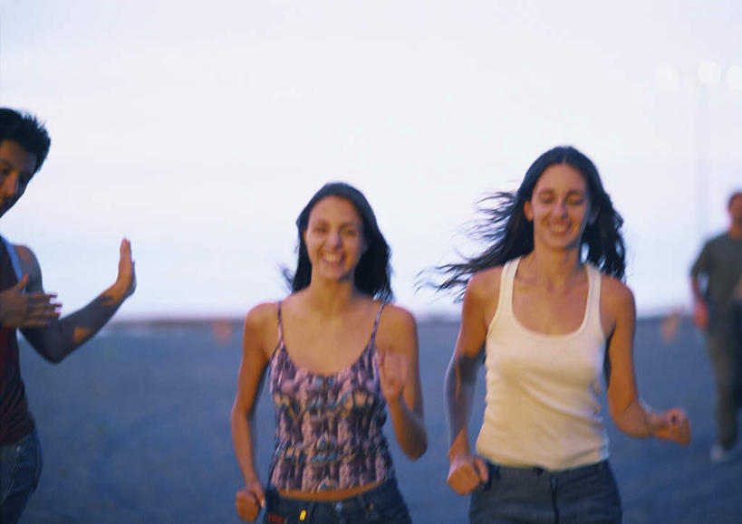 西方人,头发,四个人,夫妻,伙伴,朋友,站,跑,笑,微笑,露齿笑,横图,室外,白天,正面,爱情,锻炼,旅游,度假,友谊,成功,运动,合作,团队,集体,信心,海浪,海洋,欧洲,欧洲人,阴影,朦胧,模糊,光线,影子,浪花,云,云朵,浪漫,云彩,注视,休闲装,娱乐,队伍,黄色,蓝色,黑色,白云,蓝天,天空,阳光,海水,天,观察,看,站着,享受,休闲,休闲服,恩爱,放松,恋人,观看,察看,成就,关注,合伙,领袖,海景,体育,友情,男人,男性,年轻男性,年轻女性,女人,女性,白种人,长发,情侣,大海,风浪,海,海水的波动,近岸浪,涌浪,跑步,站立,半身,彩图,健身,伴侣