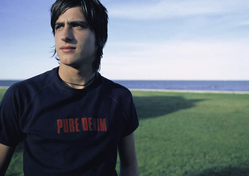 西方人,头发,一个人,站,笑,微笑,露齿笑,横图,室外,白天,正面,旅游,度假,草地,草坪,海浪,海洋,植物,欧洲,欧洲人,仅一个男性,仅一个人,阴影,光线,标志,文字,影子,字符,字母,浪花,云,云朵,云彩,注视,休闲装,娱乐,标识,草,仅一个年轻男性,黄色,红色,蓝色,绿色,黑色,白云,蓝天,天空,阳光,海水,天,观察,看,站着,转头,享受,休闲,休闲服,放松,观看,察看,关注,海景,男人,男性,年轻男性,白种人,大海,风浪,海,海水的波动,近岸浪,涌浪,站立,半身,彩图