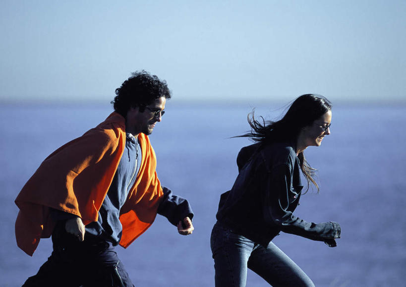 西方人,头发,两个人,家庭,夫妻,站,跑,笑,微笑,露齿笑,横图,室外,白天,侧面,爱情,锻炼,旅游,度假,运动,海浪,海洋,欧洲,欧洲人,一块,阴影,光线,布,墨镜,眼镜,影子,浪花,云,云朵,浪漫,云彩,注视,娱乐,两个,黄色,红色,蓝色,白云,蓝天,天空,阳光,海水,太阳镜,太阳眼镜,天,观察,看,站着,张嘴,享受,休闲,温暖,温馨,一家人,遮阳镜,恩爱,放松,恋人,观看,和睦,察看,关注,张大嘴巴,海景,体育,男人,男性,年轻男性,年轻女性,女人,女性,白种人,情侣,大海,风浪,海,海水的波动,近岸浪,涌浪,张开嘴,跑步,站立,半身,彩图,健身,伴侣,融洽