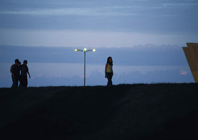西方人,四个人,夫妻,伙伴,朋友,站,抱,摸,横图,室外,夜晚,侧面,爱情,旅游,度假,友谊,成功,合作,团队,集体,信心,草地,草坪,海浪,海洋,植物,路灯,照明,欧洲,欧洲人,阴影,光线,影子,浪花,云,云朵,灯光,浪漫,云彩,注视,娱乐,队伍,灯,草,蓝色,绿色,白云,蓝天,天空,阳光,海水,天,观察,看,站着,享受,休闲,恩爱,放松,恋人,抱着,观看,照亮,察看,搂着,照明设备,成就,关注,合伙,领袖,海景,友情,男人,男性,年轻男性,年轻女性,女人,女性,白种人,情侣,大海,风浪,海,海水的波动,近岸浪,涌浪,触摸,接触,搂,站立,彩图,全身,伴侣